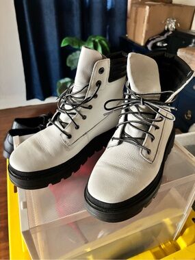 Timberland White Lace-Up Leather Boots with Black Sole